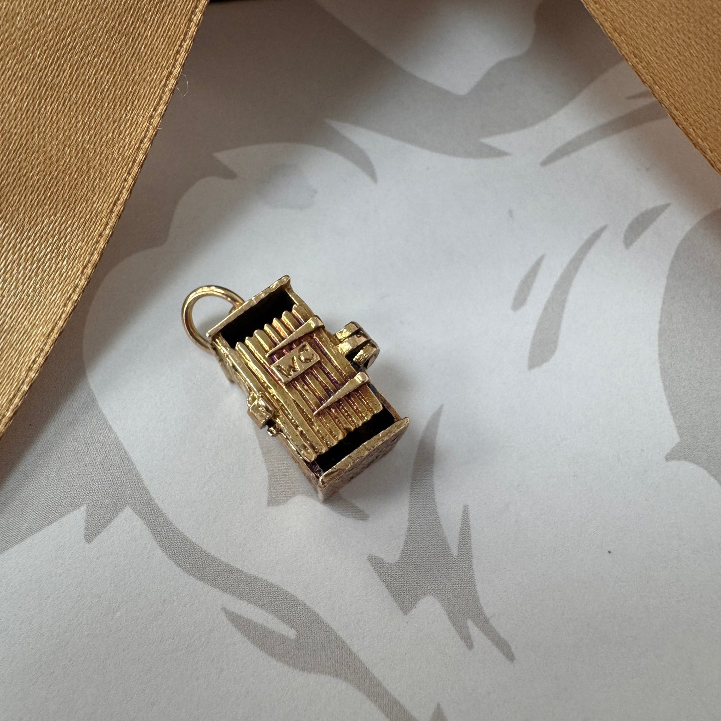 9ct Gold Opening Novelty Toilet Charm Pendant