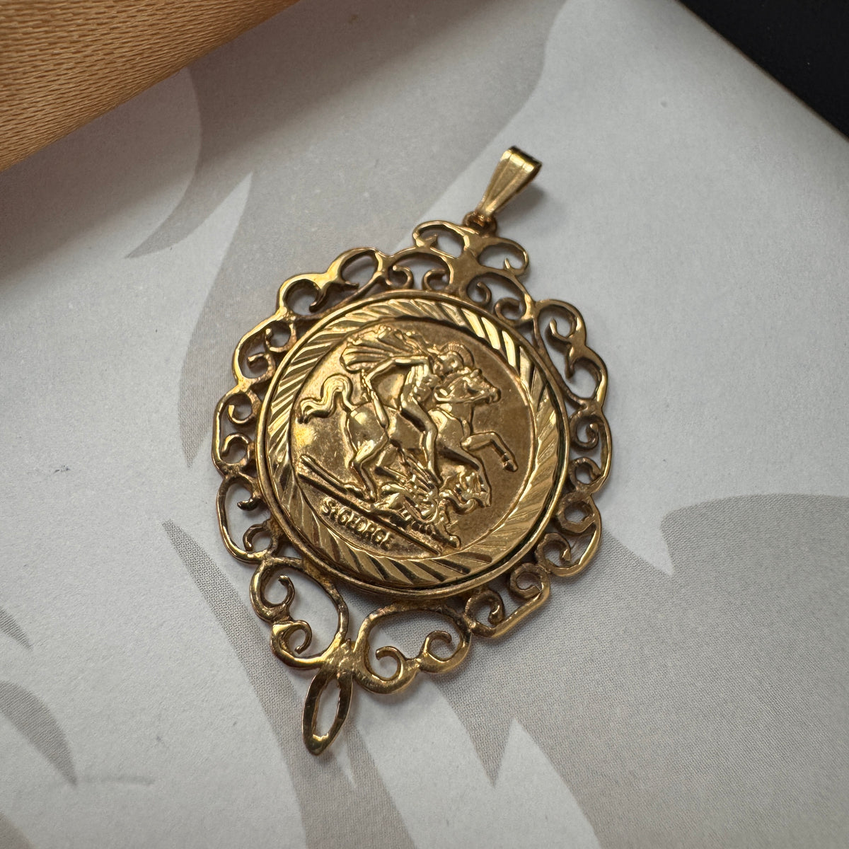 9ct Yellow Gold Sovereign-Style Coin Pendant