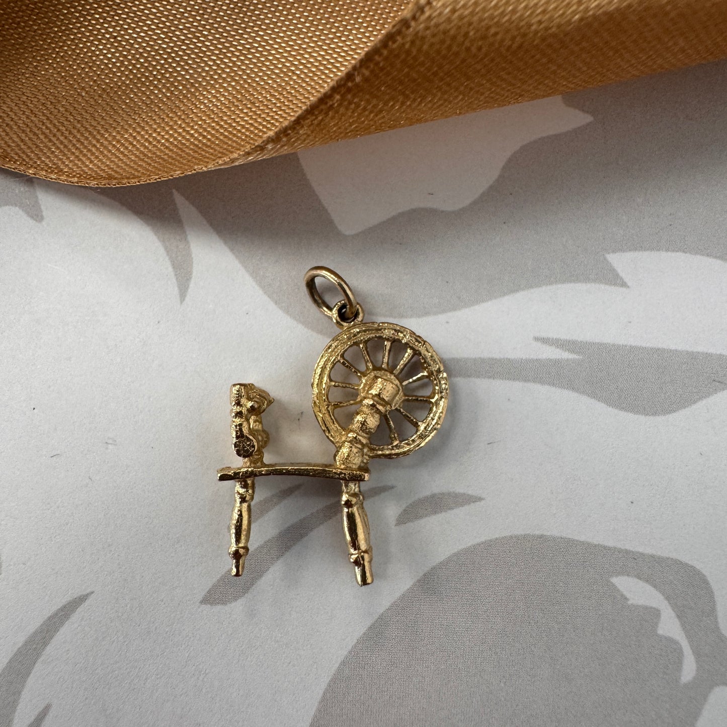 Vintage 9ct Gold Spinning Wheel Charm