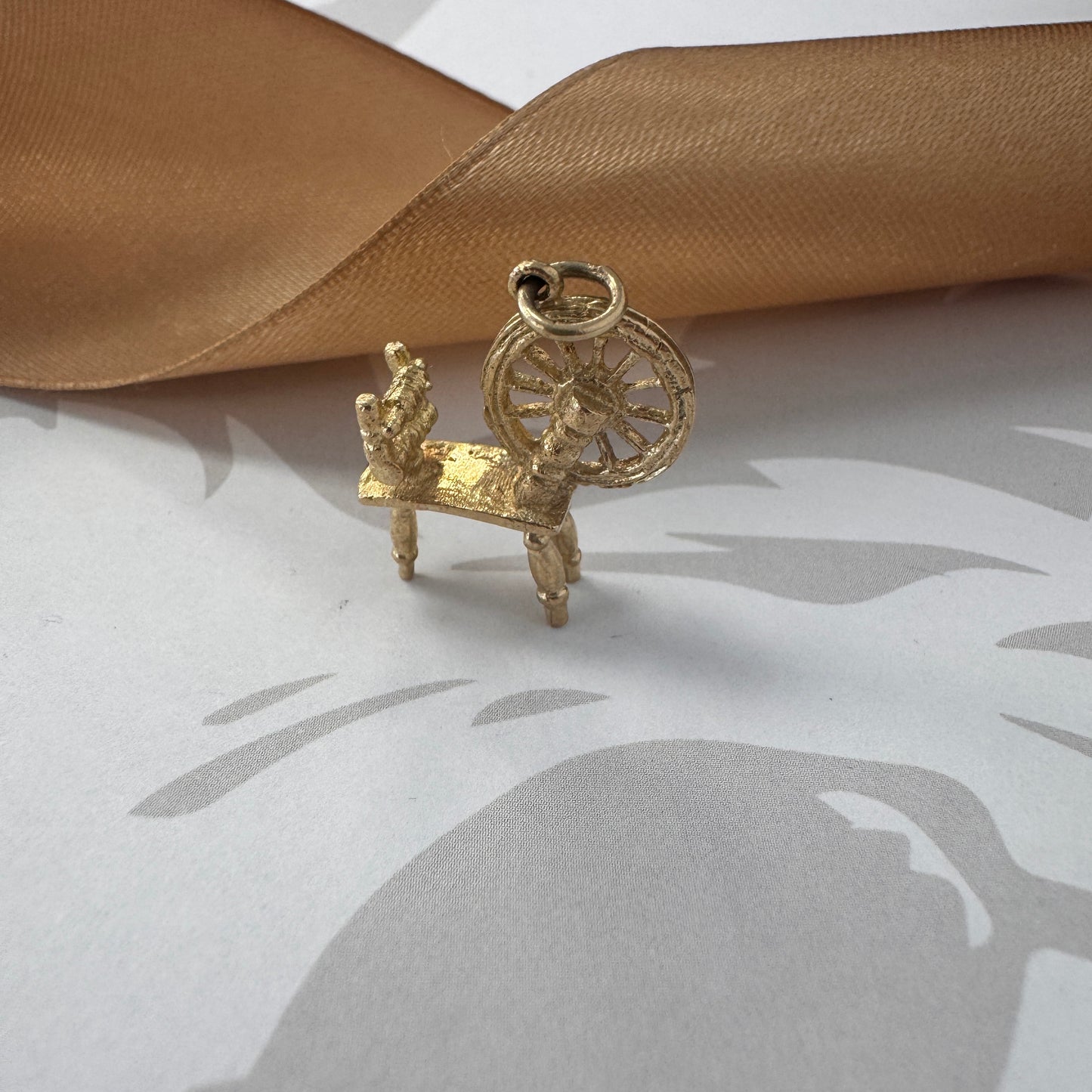 Vintage 9ct Gold Spinning Wheel Charm