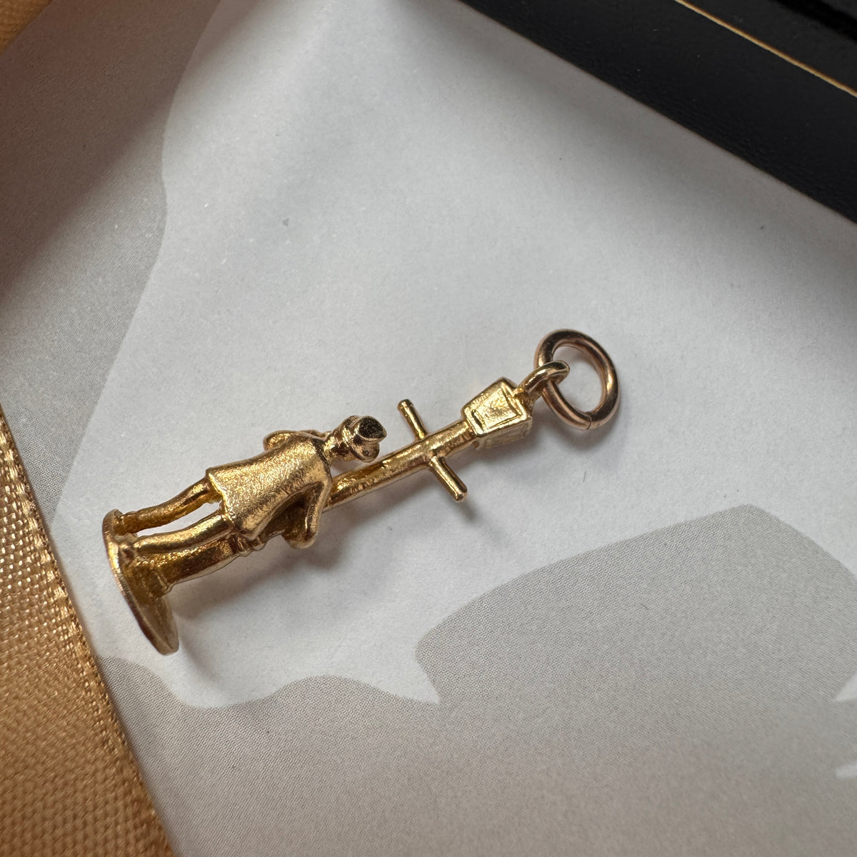 9ct Yellow Gold Man Under Street Lamp Scene Charm