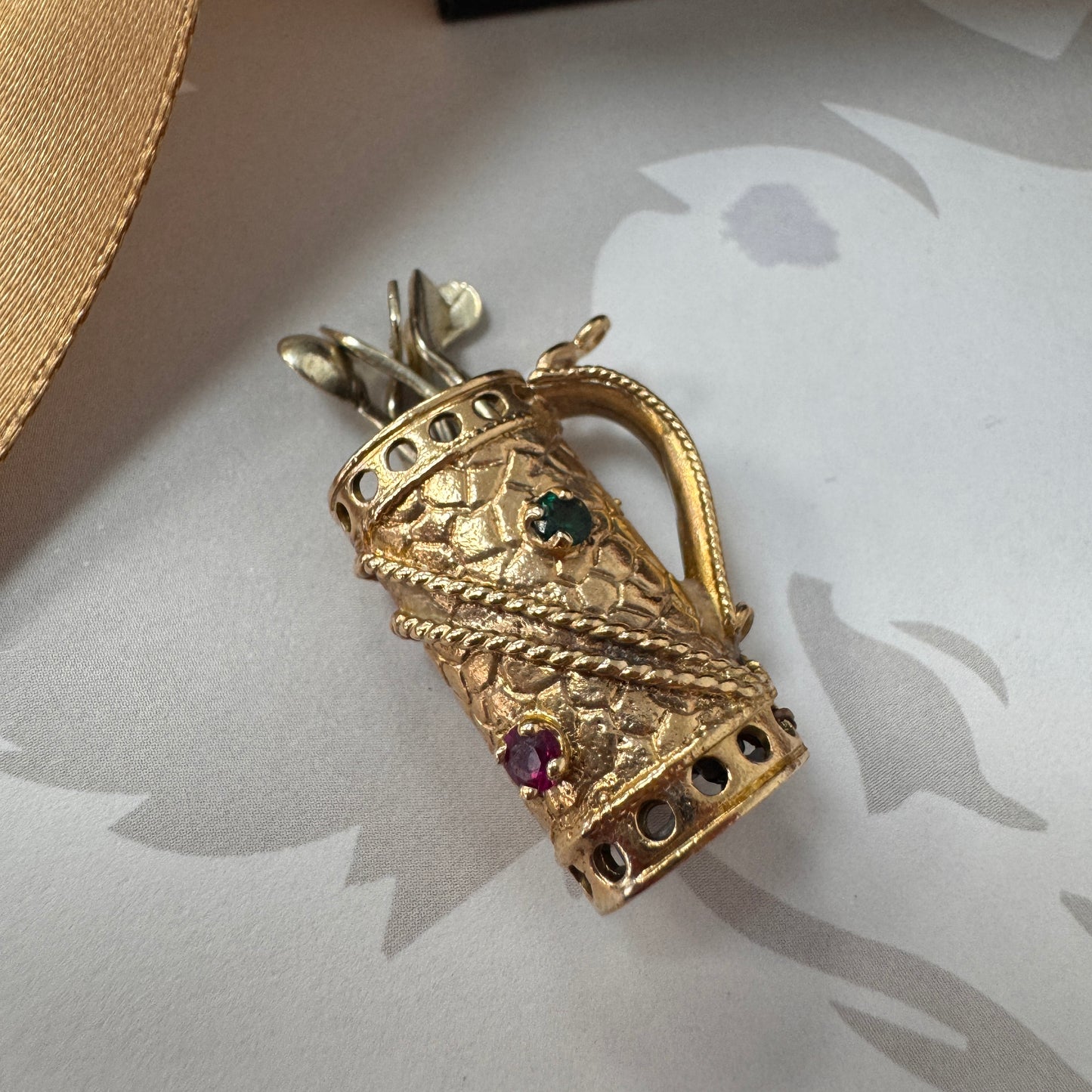 9ct Yellow Gold Golf Bag Charm Pendant with Movable White Gold Golf Clubs