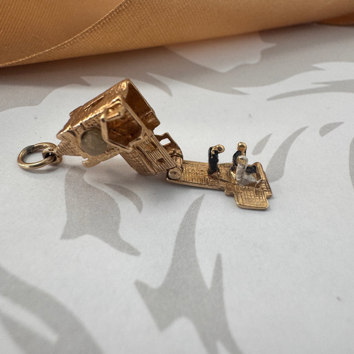 Vintage 9ct Gold Opening Chapel Church Charm
