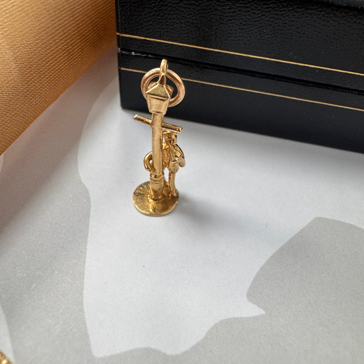 9ct Yellow Gold Man Under Street Lamp Scene Charm