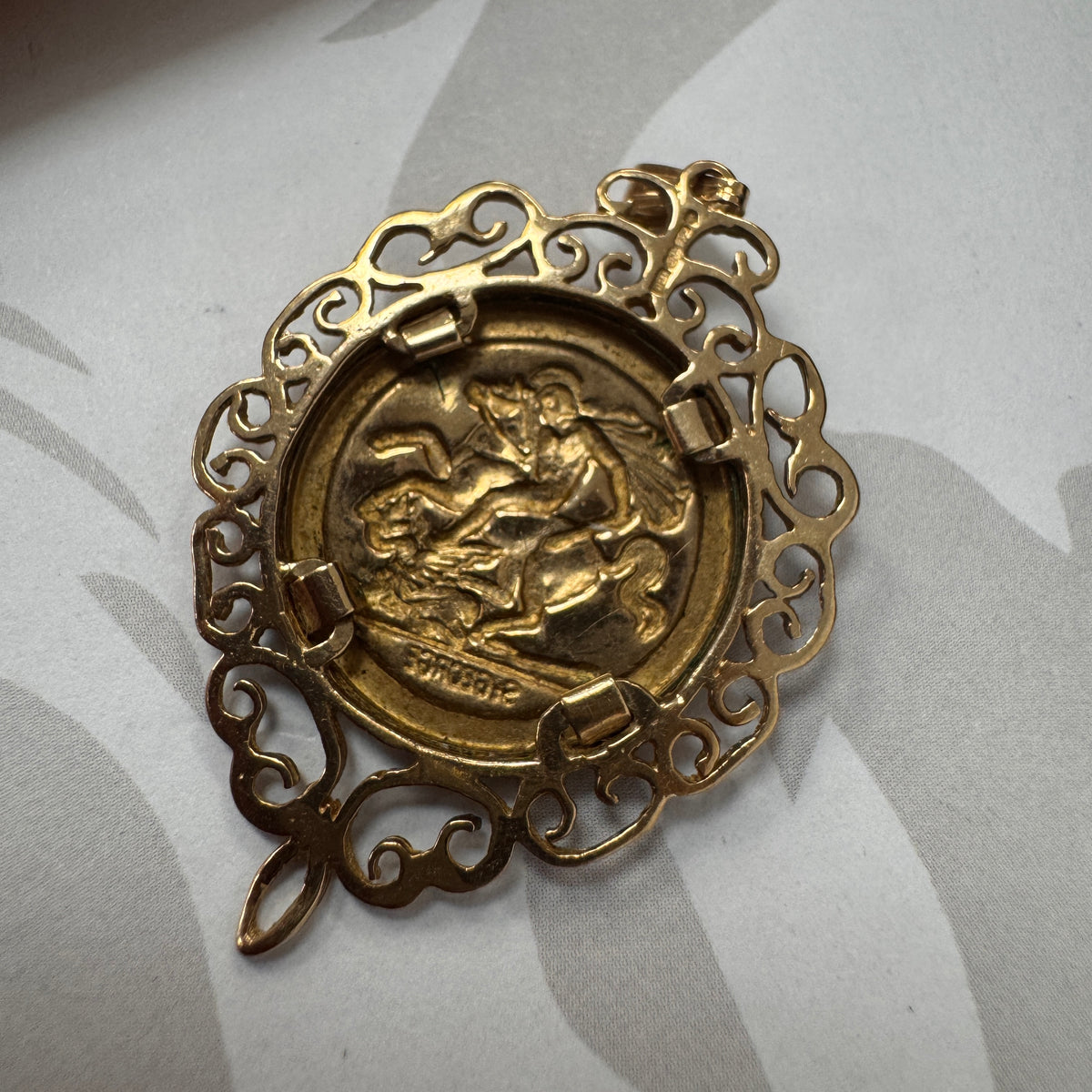 9ct Yellow Gold Sovereign-Style Coin Pendant