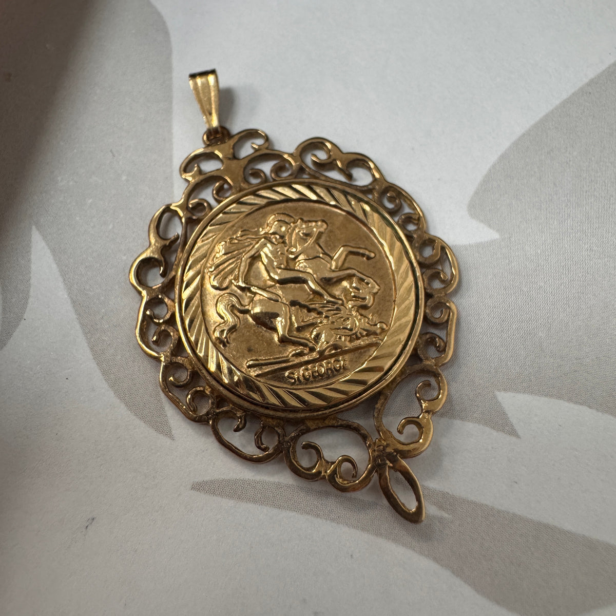 9ct Yellow Gold Sovereign-Style Coin Pendant