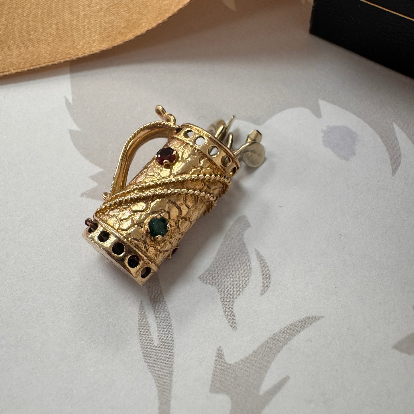 9ct Yellow Gold Golf Bag Charm Pendant with Movable White Gold Golf Clubs
